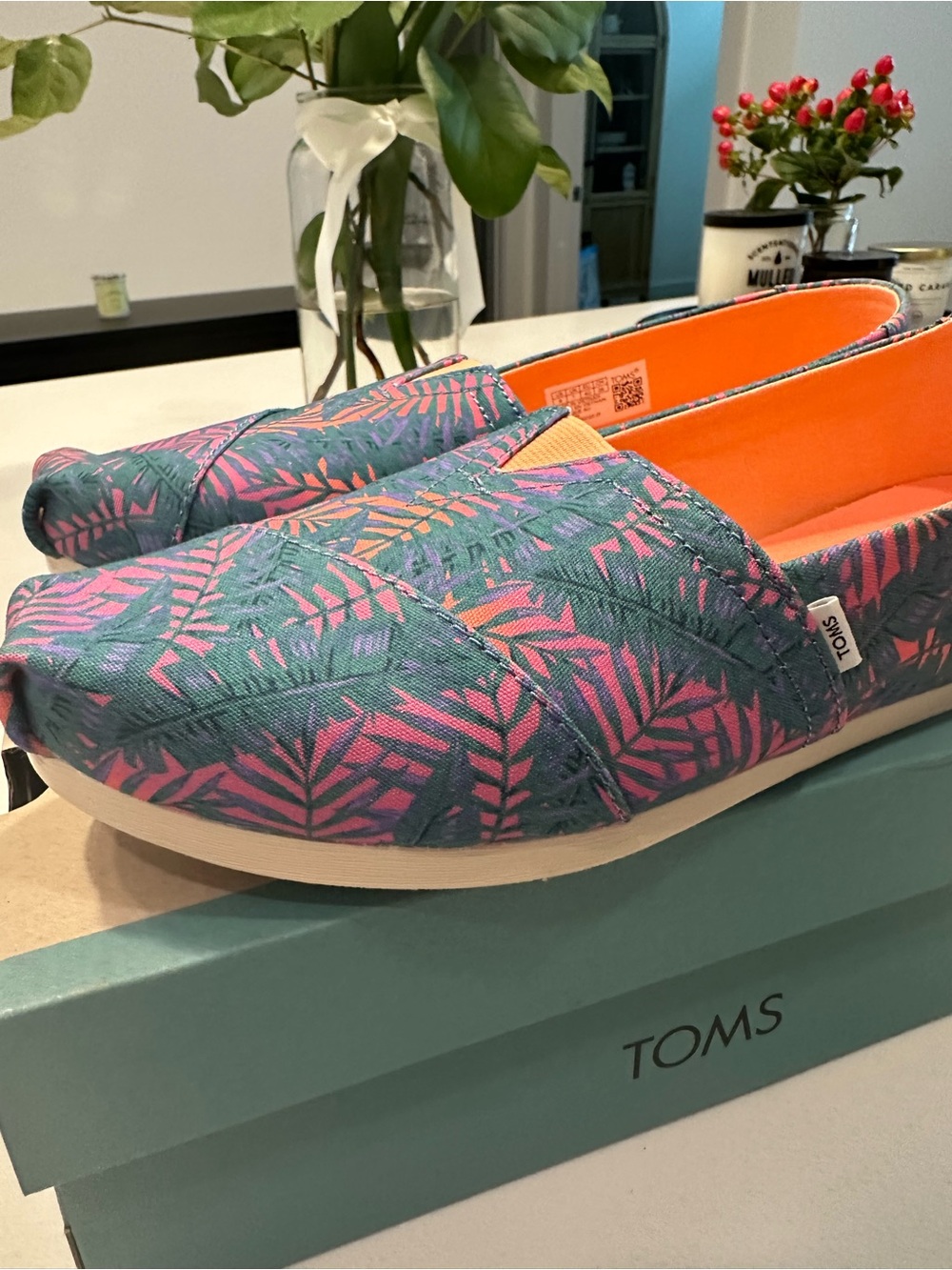 TOMS Summer Flats - Picture 2 of 4